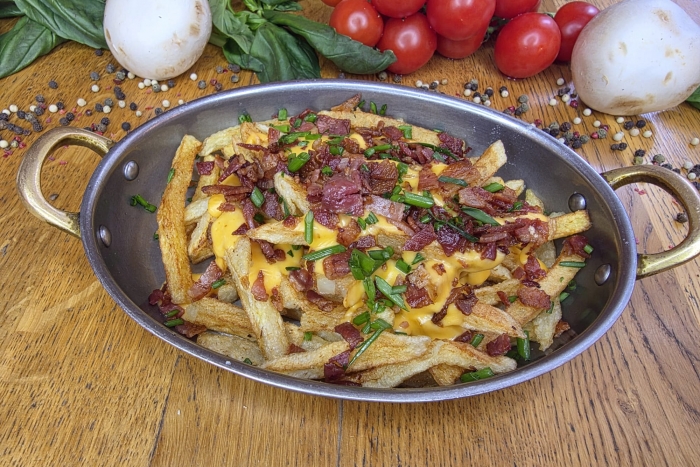 Cartofi prajiti cu sos cedar, crispy bacon si chives