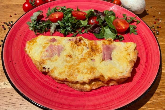 Omletă cu șuncă și mozzarella