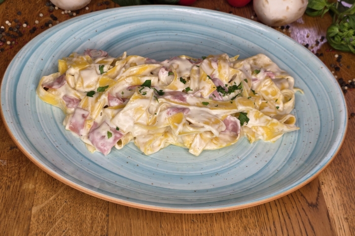 * Pappardelle cremosso con mortadella