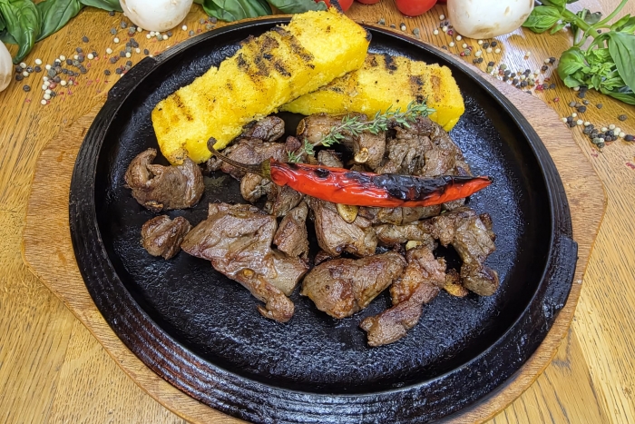 *Pastrama la plita incinsa cu mamaliguta 