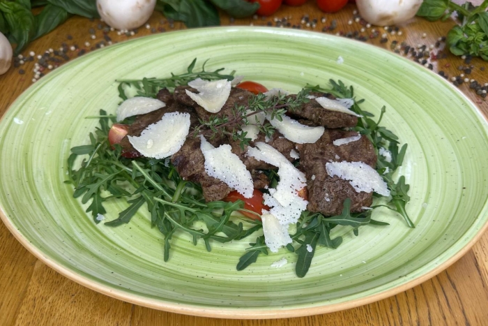 *Tagliata con rucola e parmigiano