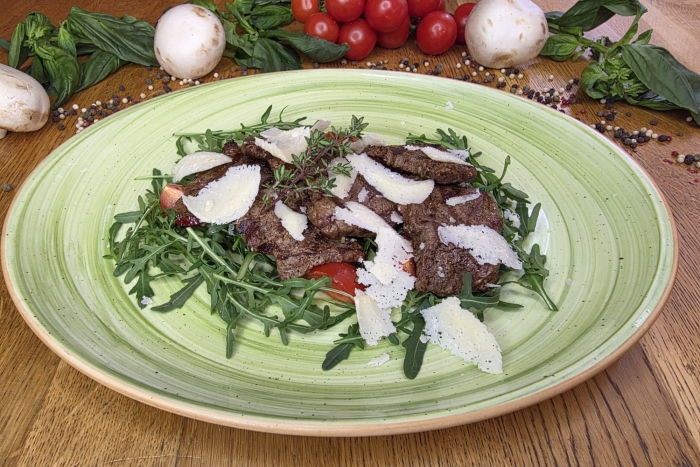 *Tagliata con rucola e parmigiano